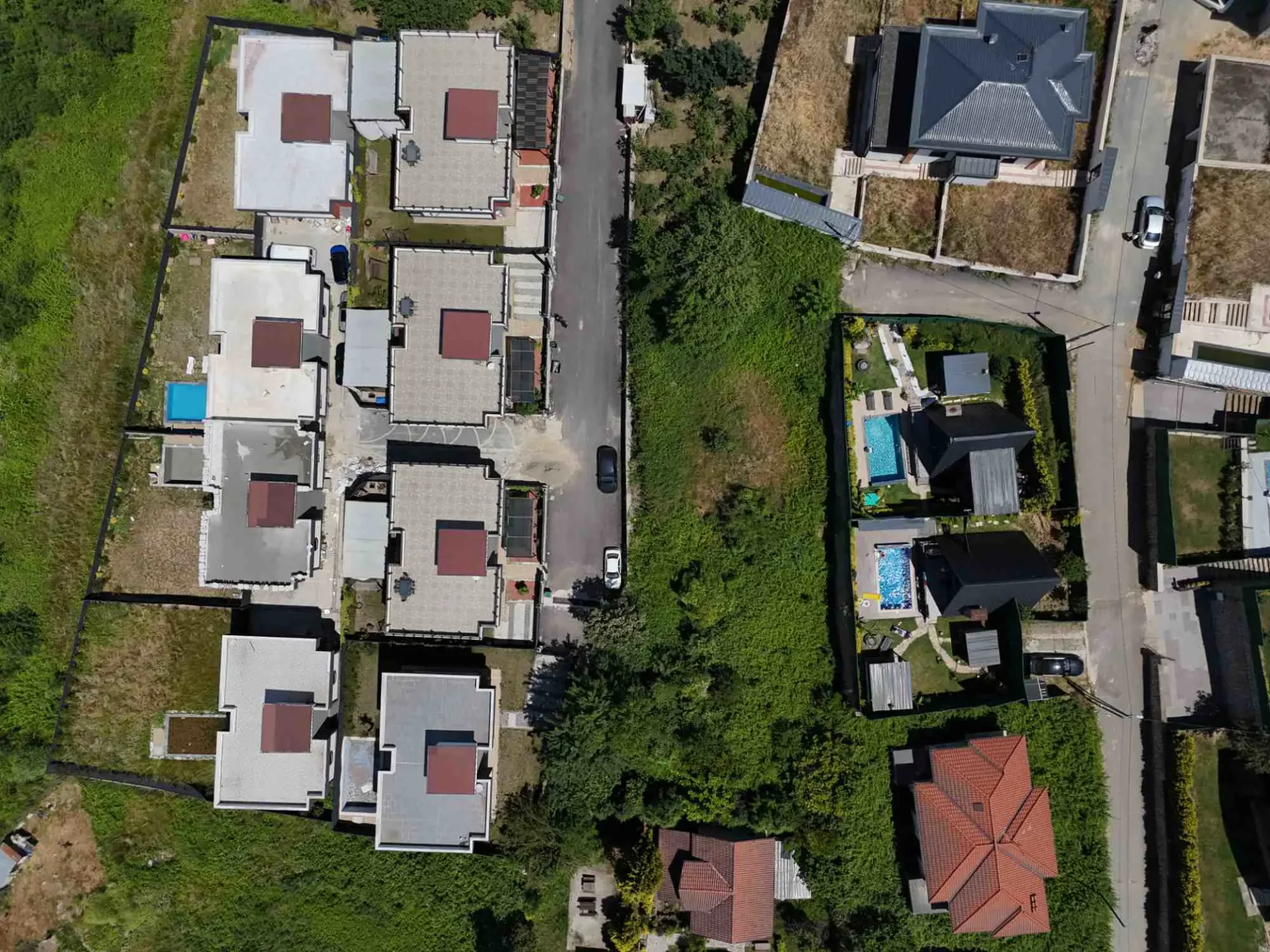 Sapanca Yenimahalle’de göl manzaralı köşe parsel – 1.110 m² yatırım fırsatı