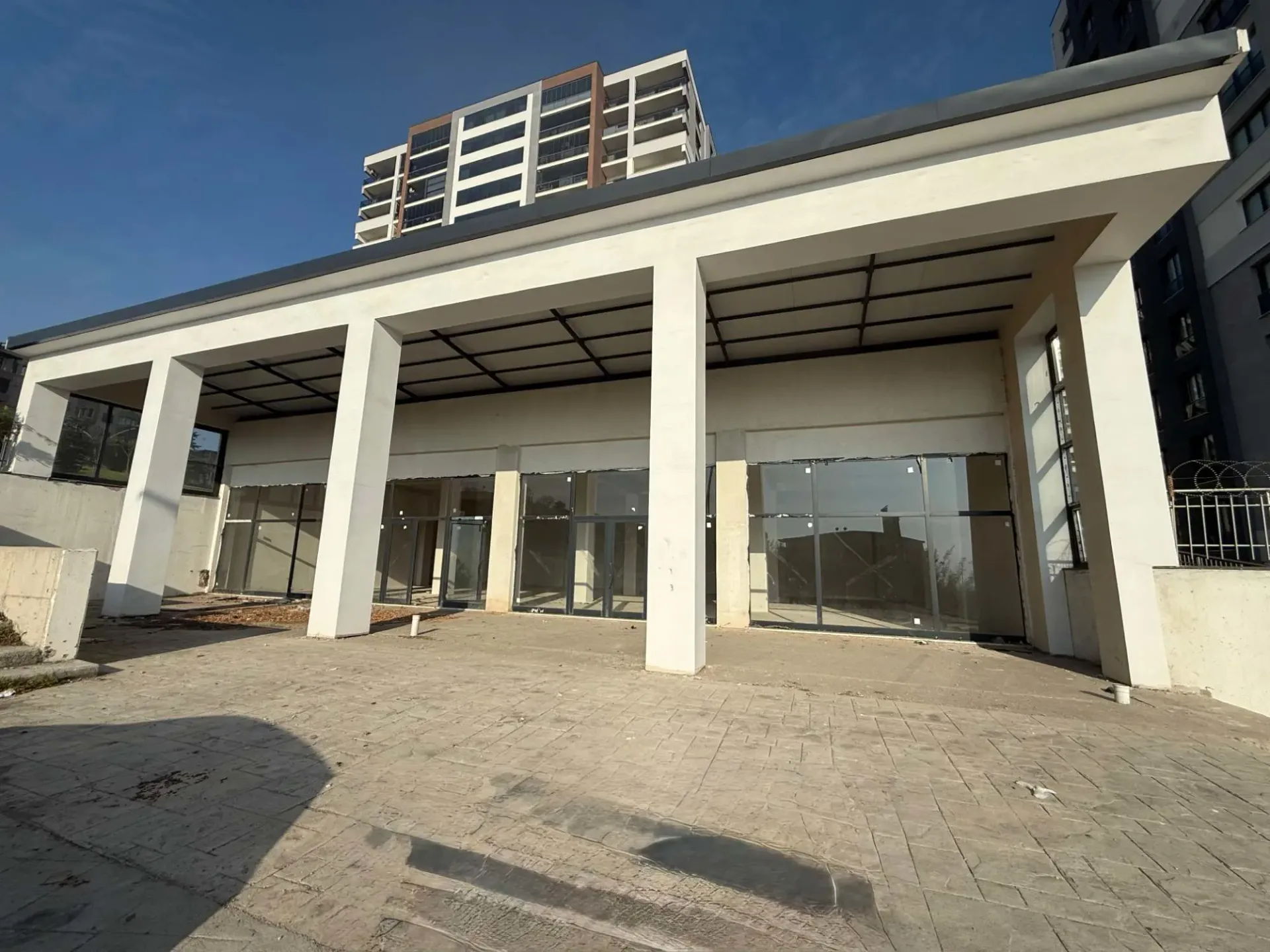 Tuana 3 etap cadde cepheli , 400 m² müstakil kiralık dükkan