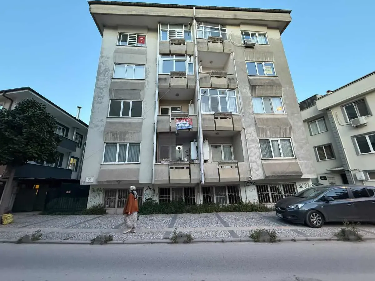 Sakarya çarşı merkez konumlu Cumhuriyet mah 3+1 masrafsız ara kat kiralık daire